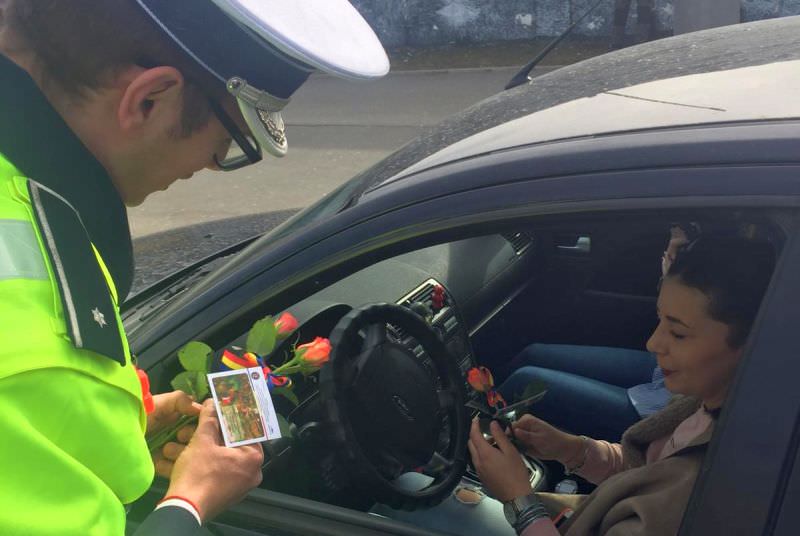 foto – șoferițe ”amendate” cu flori în trafic în municipiul sibiu