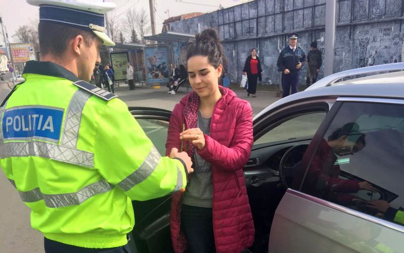 foto – șoferițe ”amendate” cu flori în trafic în municipiul sibiu