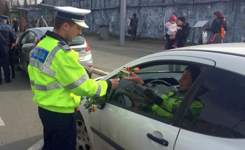 foto – șoferițe ”amendate” cu flori în trafic în municipiul sibiu