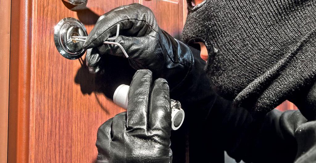 hoț sibian reținut după ce a golit două case – a furat un televizor, haine și alcool