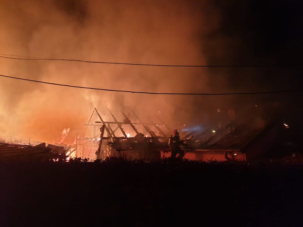 foto locuință mistuită de flăcări la săliște – două ore s-au luptat pompierii să stingă incendiul