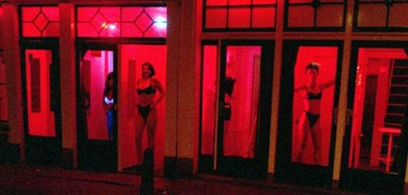 de ce culoarea roșie este asociată cu prostituția