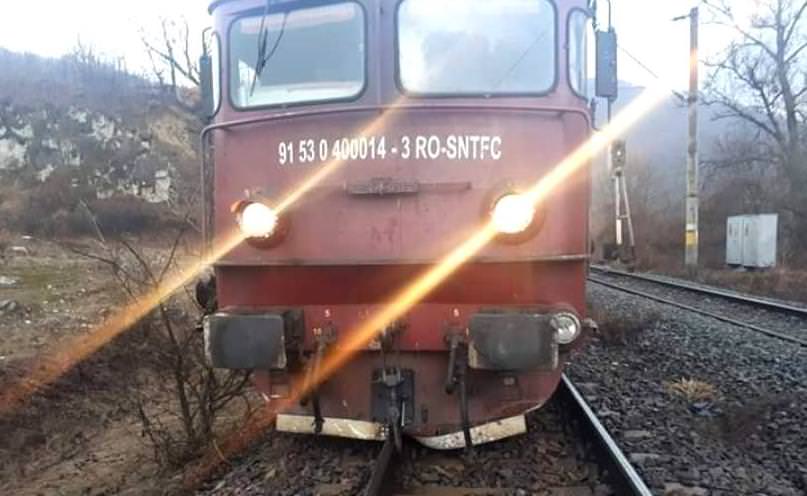 tren deraiat între brașov și mediaș - locomotiva a sărit de pe șine