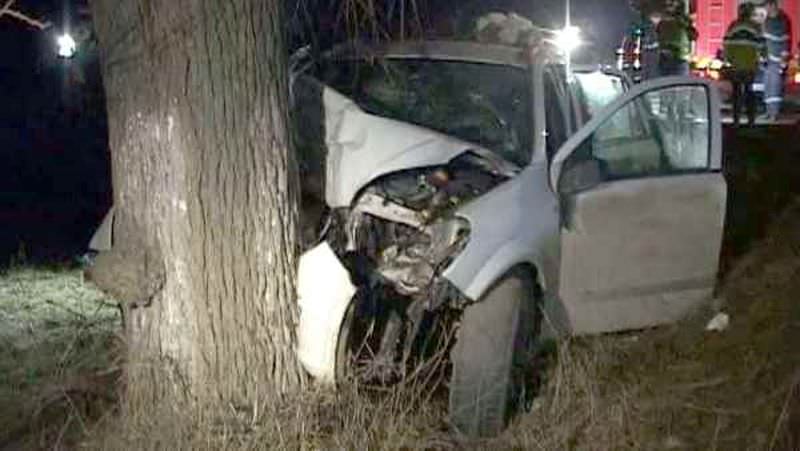 tânăr de 18 ani fără permis și beat la volan – a intrat cu mașina într-un copac