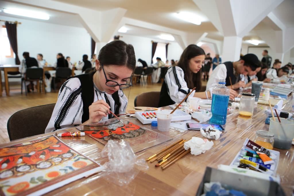 foto peste 100 de elevi sibieni au participat la olimpiada „meșteșuguri artistice tradiționale” – iată premianții