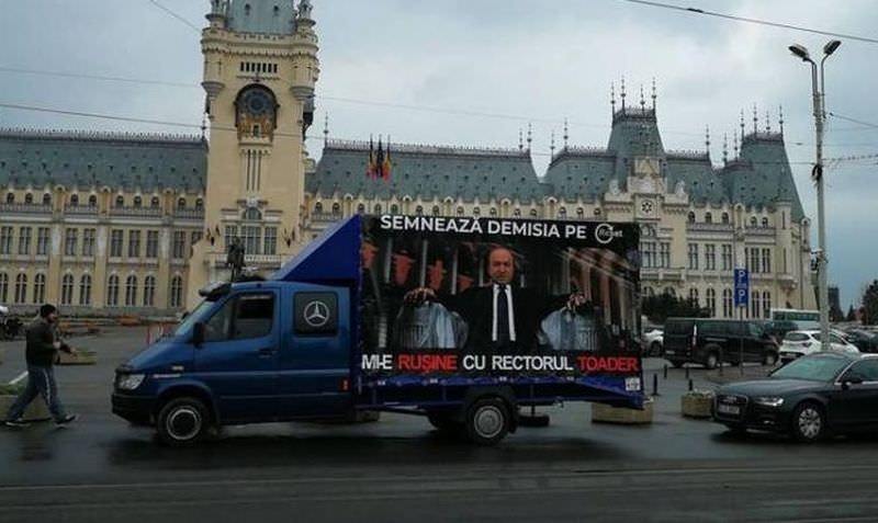 foto fotografie cu ministrul toader, lipită pe un camion în iași - oamenii îi cer demisia din funcția de rector