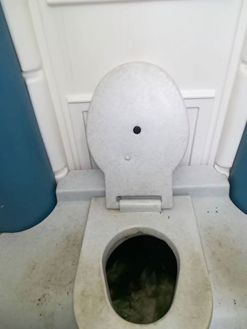 foto toalete mizerabile în apropiere de intrarea la grădina zoologică sibiu. vizitatorii sunt nevoiți să le ocolească (update)