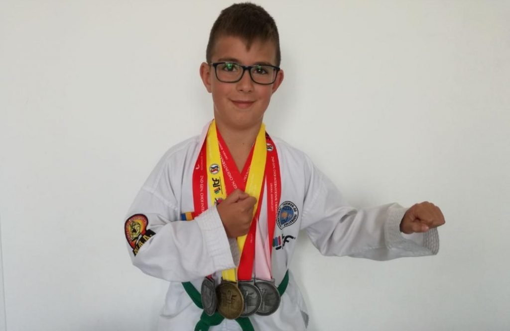 povestea unui mic campion - sibianul david trînbițaș are peste 60 de medalii în aproape șase ani de taekwon-do