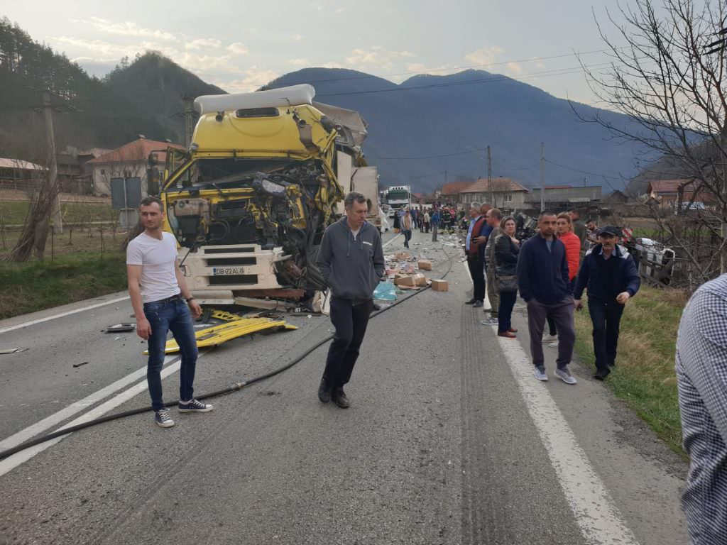 update foto - accident grav pe valea oltului - trafic blocat total aproape două ore