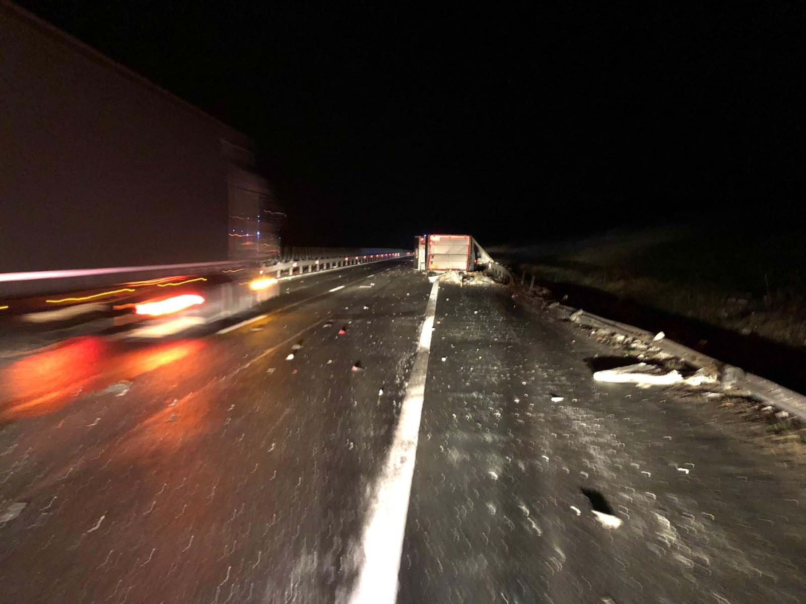 FOTO Accident mortal pe autostrada Sibiu - Sebeș. TIR răsturnat în zona Aciliu