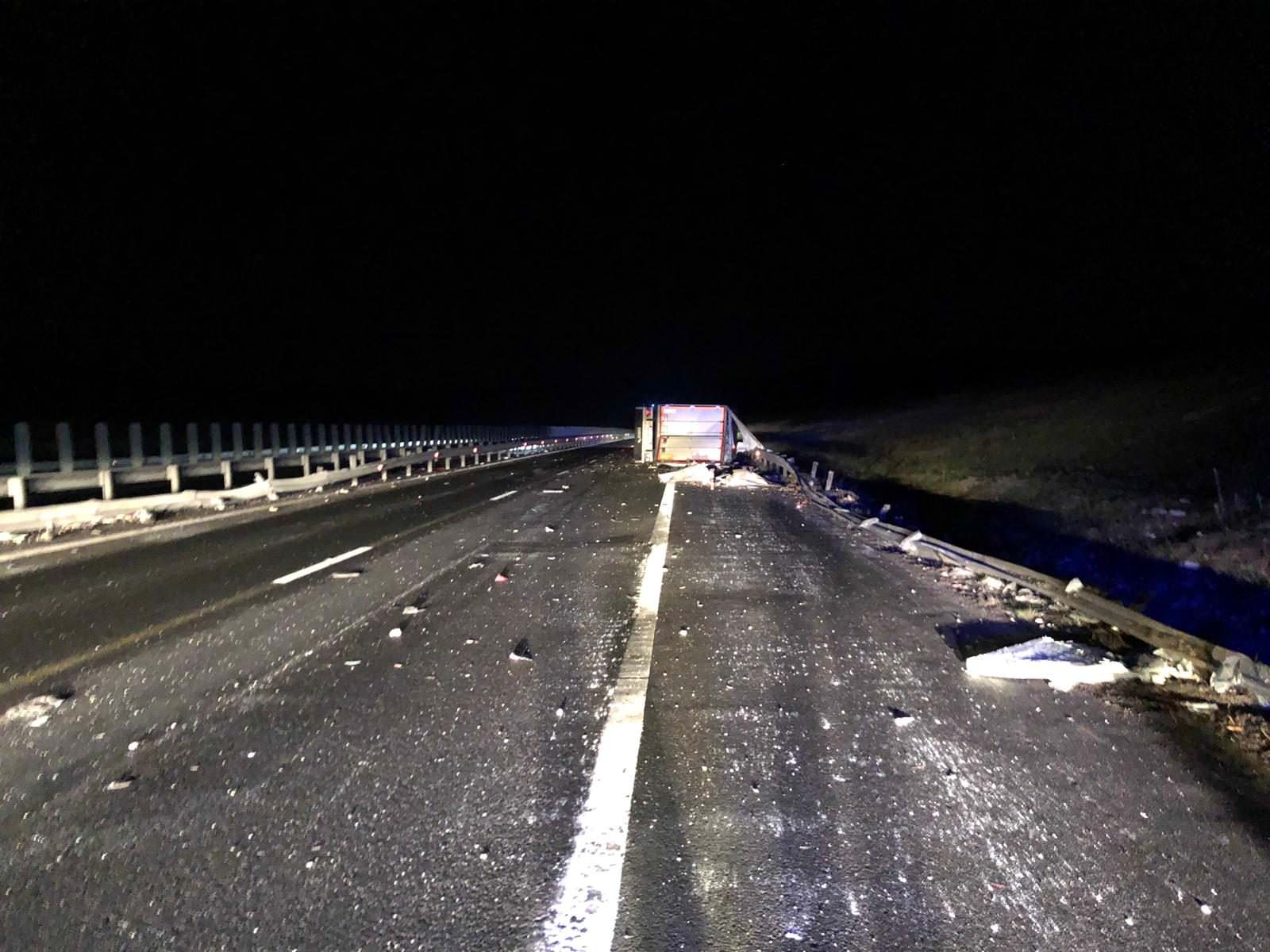 FOTO Accident mortal pe autostrada Sibiu - Sebeș. TIR răsturnat în zona Aciliu