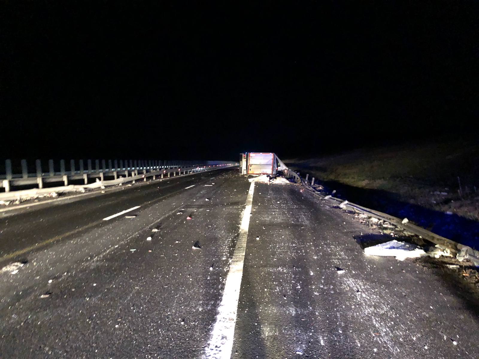 foto accident mortal pe autostrada sibiu - sebeș. tir răsturnat în zona aciliu