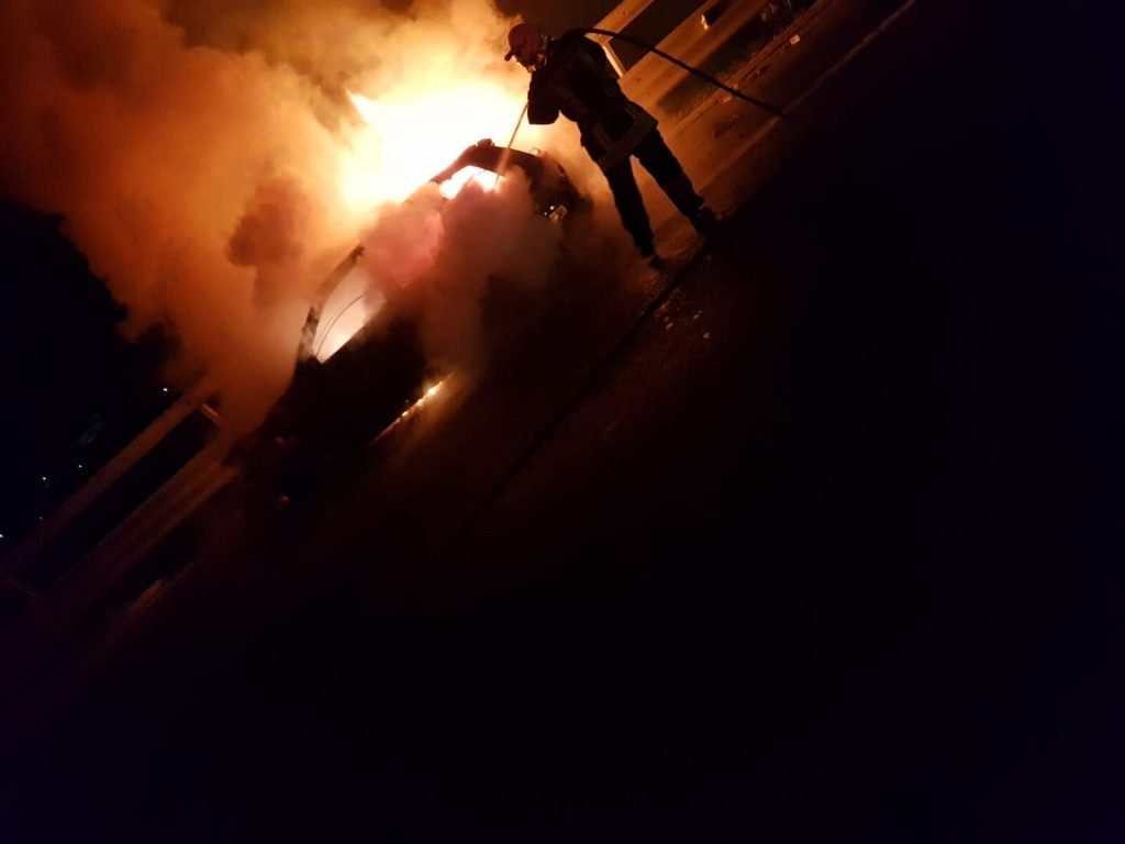 foto mașină în flăcări pe autostradă, între sălişte și sebeș