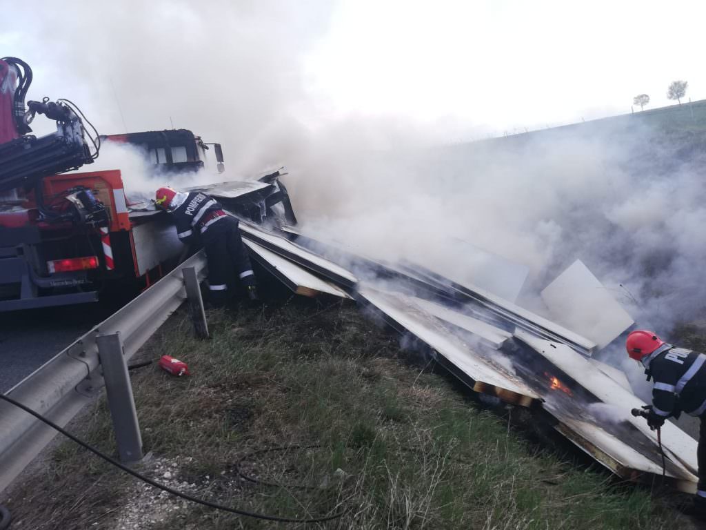 FOTO Camion în flăcări pe autostrada A1, Sibiu - Sebeș în zona Săliște