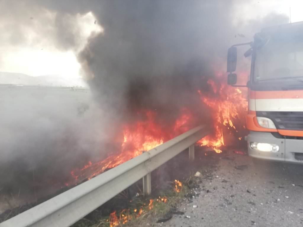 FOTO Camion în flăcări pe autostrada A1, Sibiu - Sebeș în zona Săliște