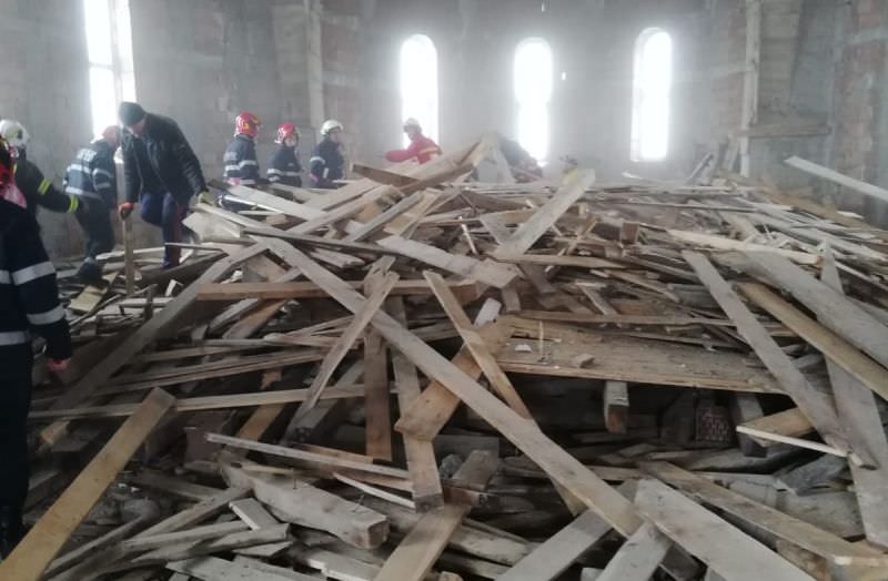video foto muncitorul căzut de pe schelă în șelimbăr lucra la construcția unei biserici