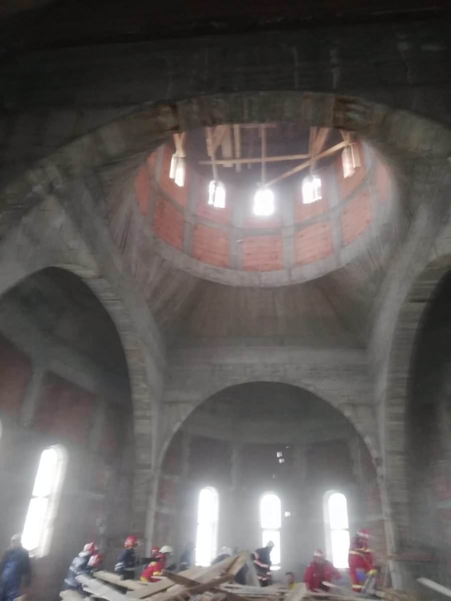 foto muncitorul peste care a căzut schela în biserica din şelimbăr este operat la picioare