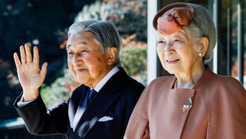 împăratul japoniei renunță marți la tron. e prima abdicare în 200 de ani