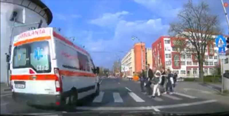 VIDEO Pietoni, la un pas să fie călcați de o ambulanță pe zebră la Sibiu