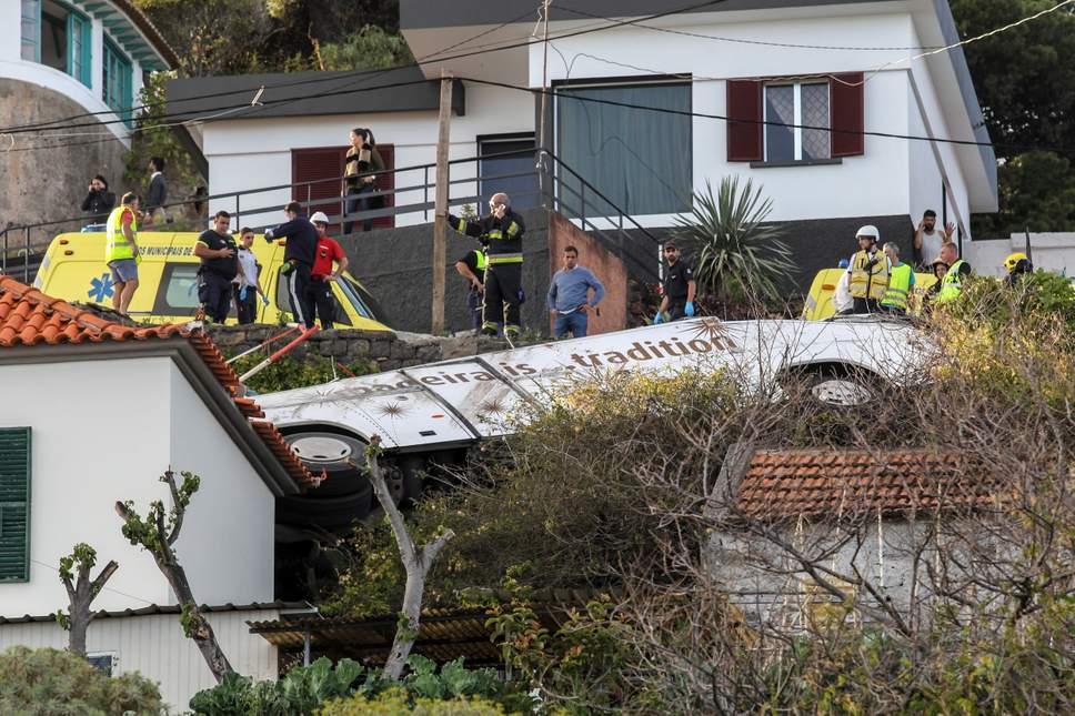 video foto autocar căzut într-o prăpastie - cel puțin 28 de persoane au murit