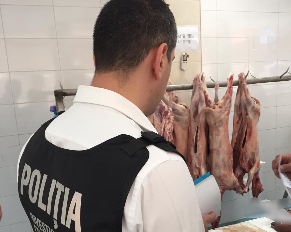 FOTO Controale ale poliției în piețele din Sibiu și Mediaș - Sute de kilograme de carne confiscată