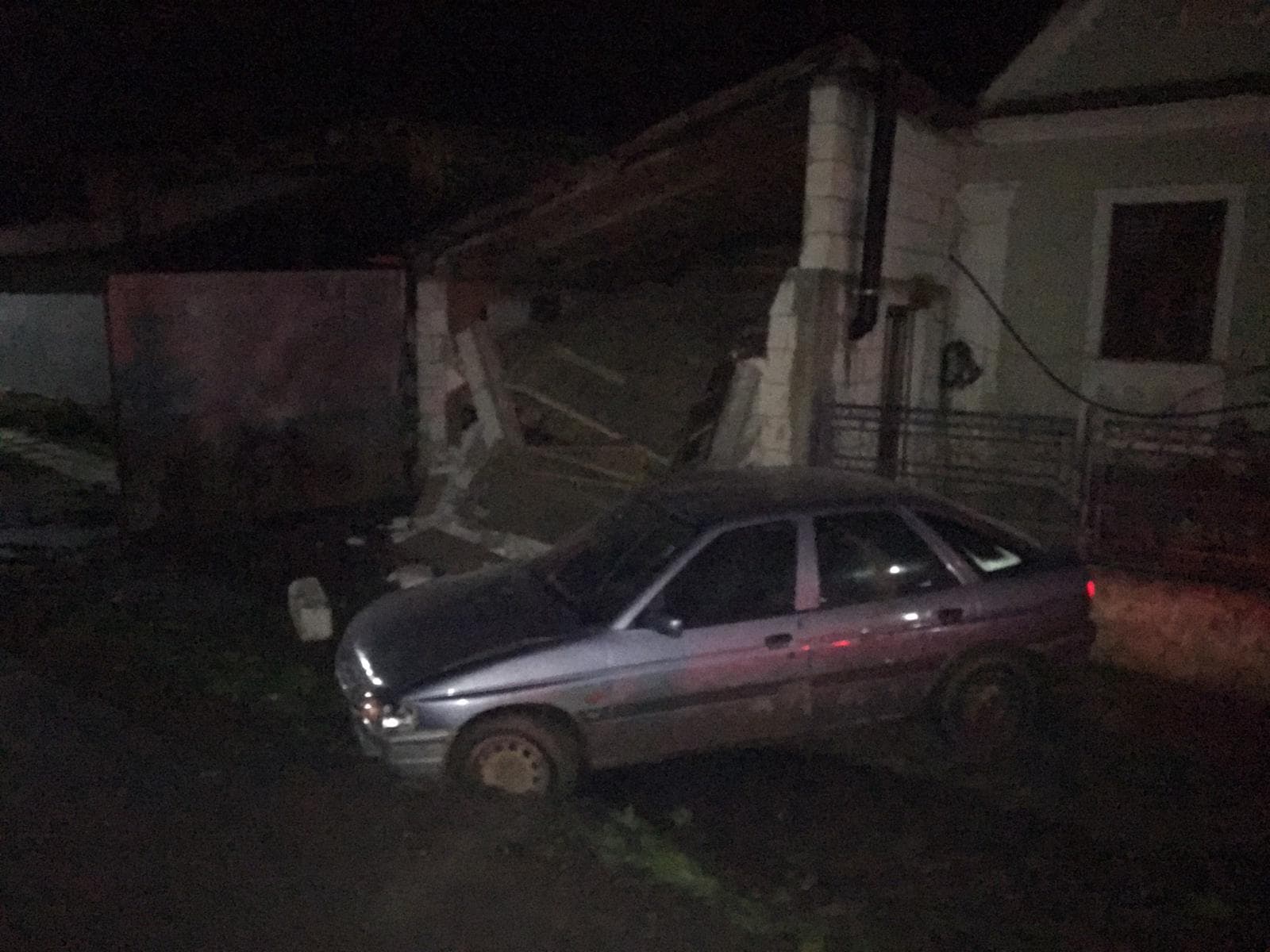 update foto: accident straniu la rusciori - o femeie a fost lovită de mașină în casă - șoferul a fugit
