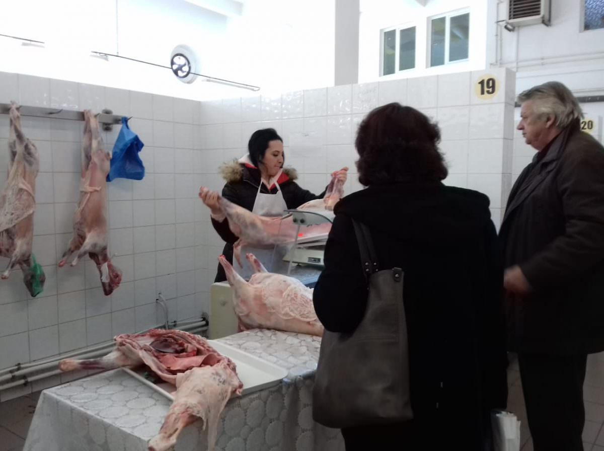 foto - razie la piața cibin - poliția a controlat vânzătorii de carne de miel