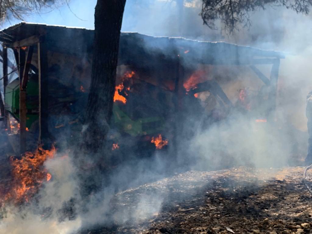 foto incendiu stins după cinci ore la cisnădioara; pompierii au salvat casa unui sibian