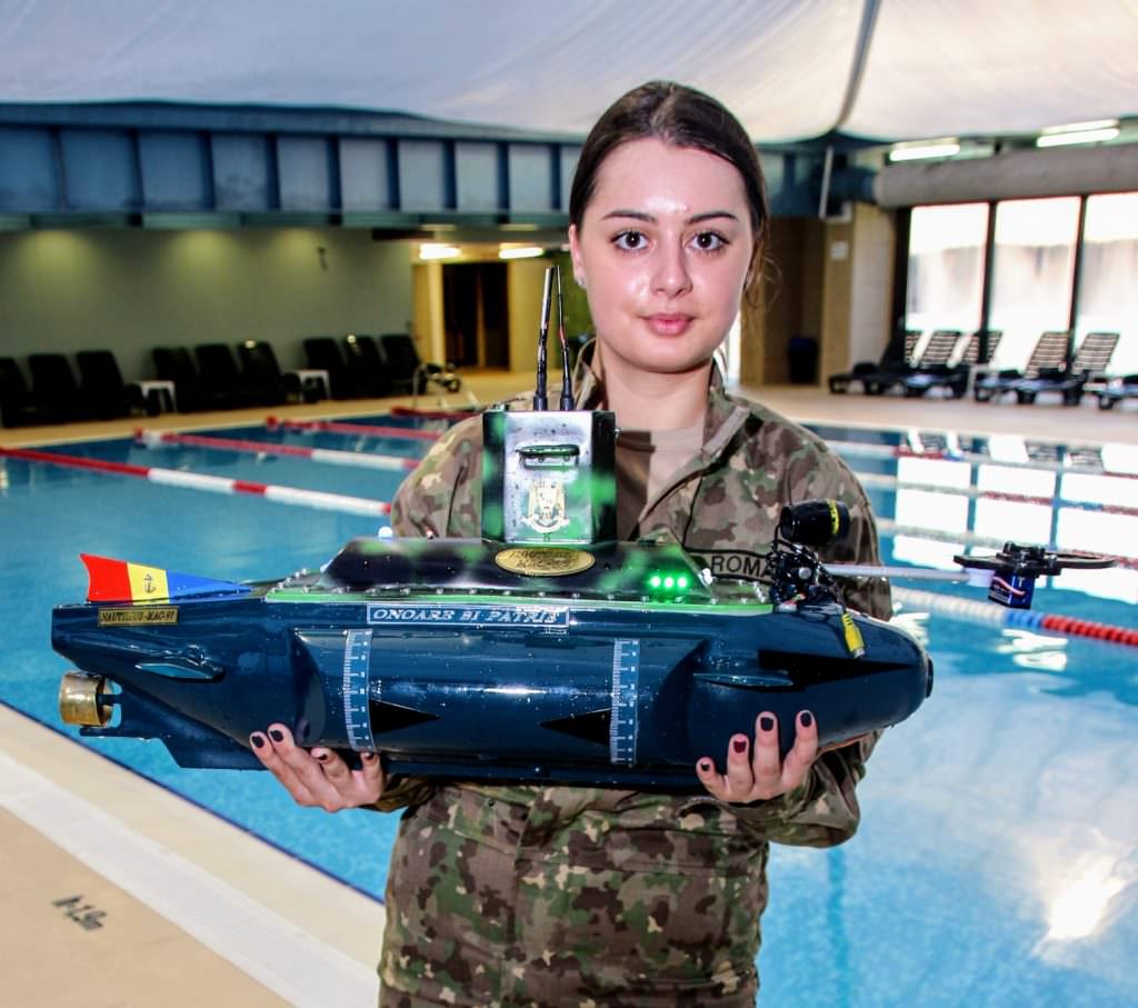 foto o studentă din sibiu a inventat un submarin care poate distruge muniţie neexplodată, fără echipaj la bord