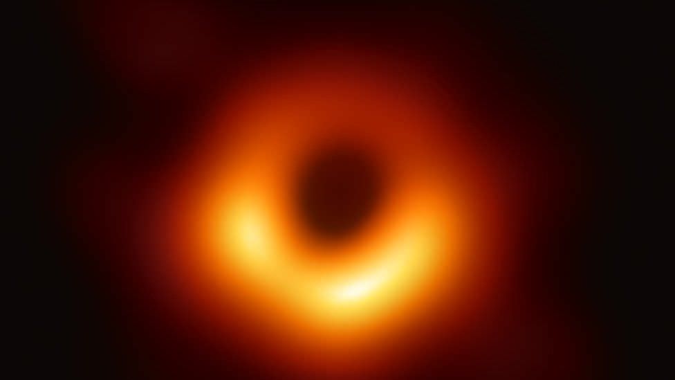un adevărat monstru - așa arată prima fotografie a unei găuri negre captată de event horizon telescope