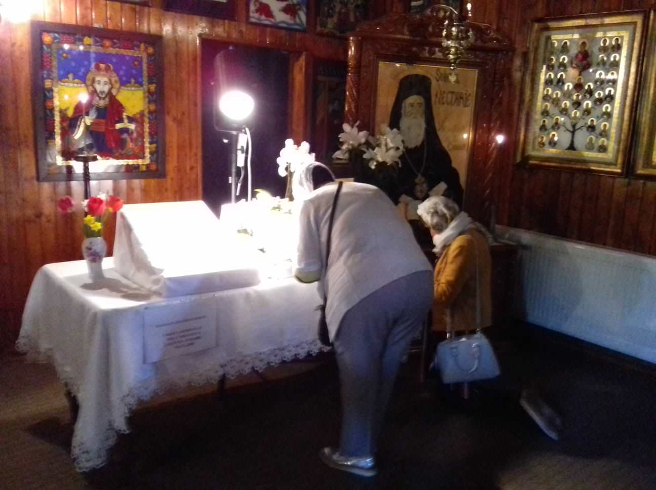foto sute de sibieni s-au închinat la două icoane făcătoare de minuni - le găsiți la biserica spitalului tbc