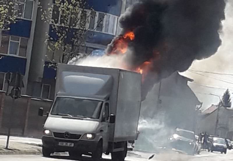 update video foto autoutilitară în flăcări pe strada lungă
