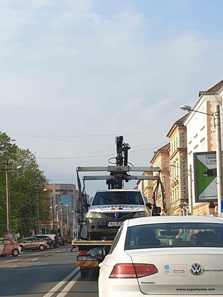 FOTO Mașină de poliție pe platforma unui utilaj de ridicări auto la Sibiu - Ce s-a întâmplat de fapt