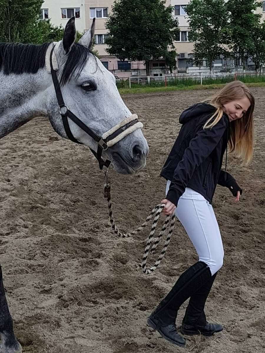 foto prietenie adevărată – sibianca miruna și calul aramis, de nedespărțit – vrea să îl ia cu ea în olanda