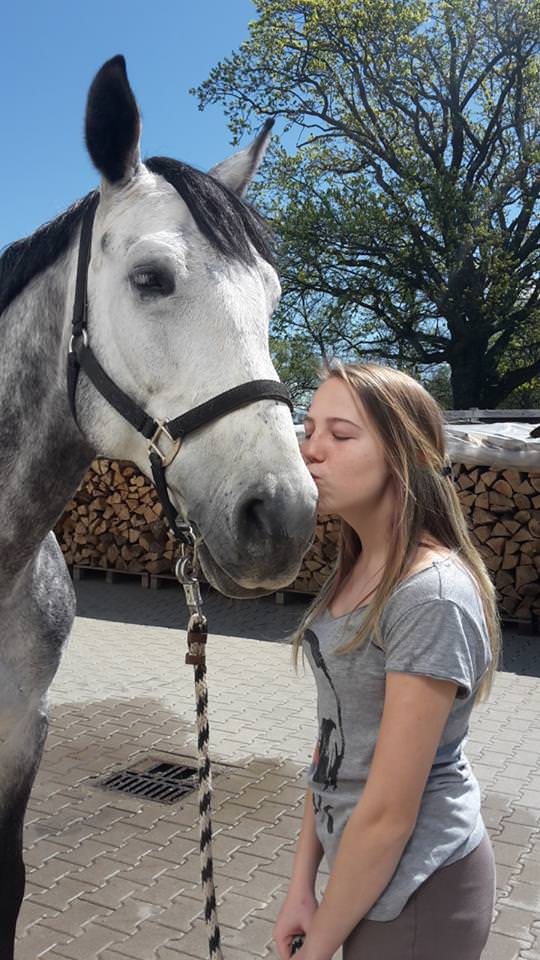 foto prietenie adevărată – sibianca miruna și calul aramis, de nedespărțit – vrea să îl ia cu ea în olanda