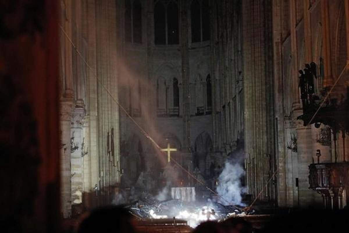 foto - primele imagini din catedrala notre dame după incendiul devastator de peste 12 ore