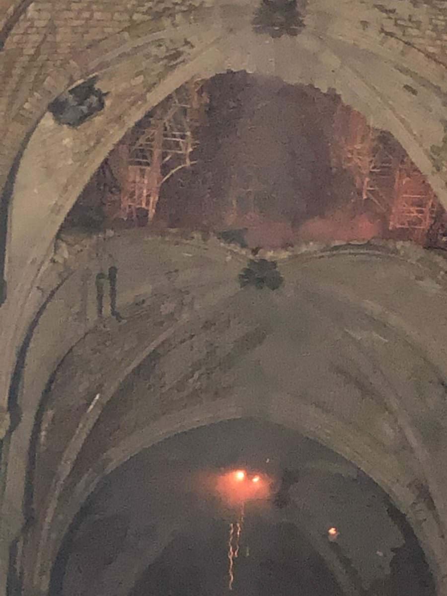 foto - primele imagini din catedrala notre dame după incendiul devastator de peste 12 ore