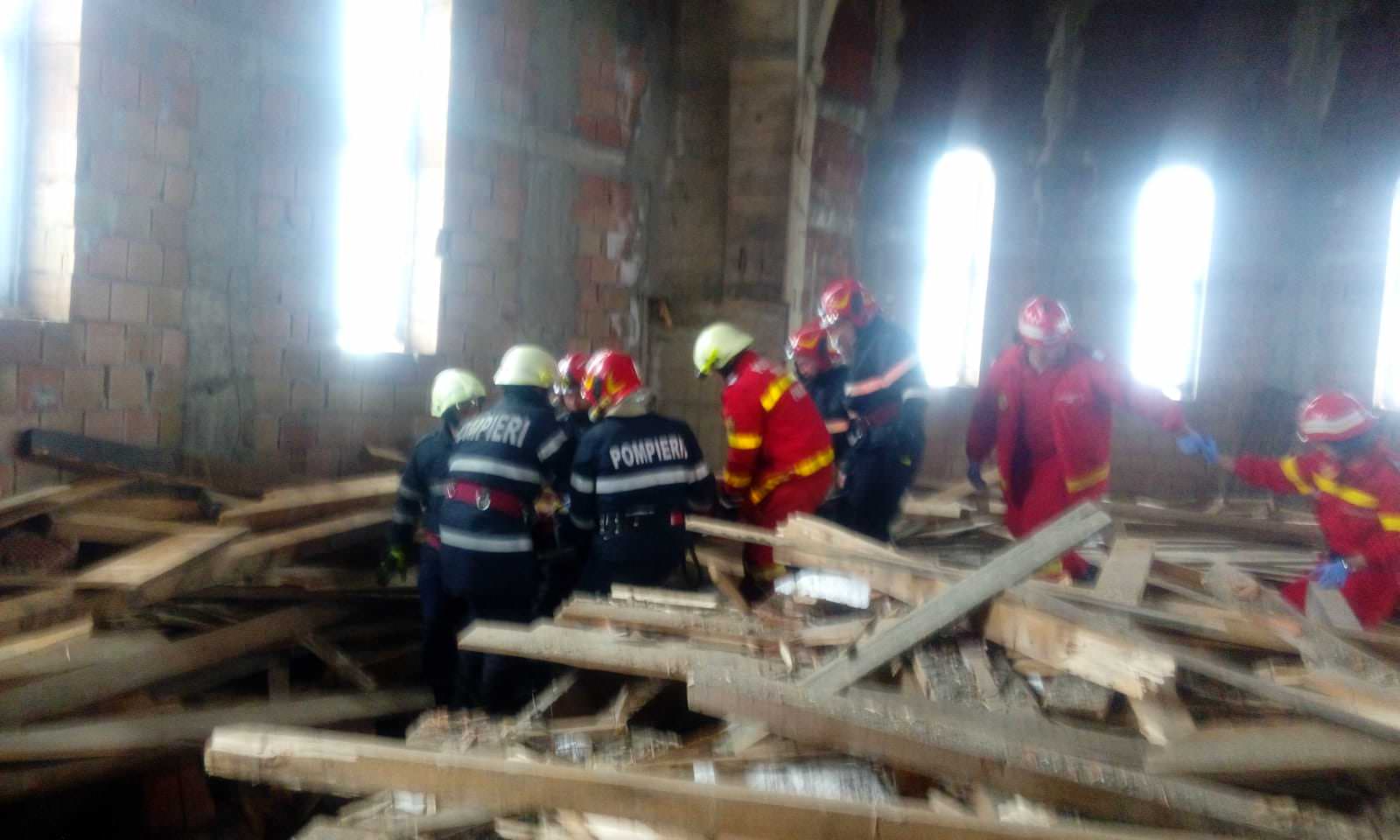 FOTO Muncitorul peste care a căzut schela în biserica din Şelimbăr este operat la picioare