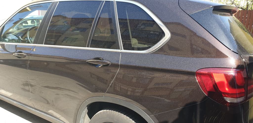 foto sibienii și-au găsit mașinile murdare în parcare - norul de praf saharian e de vină