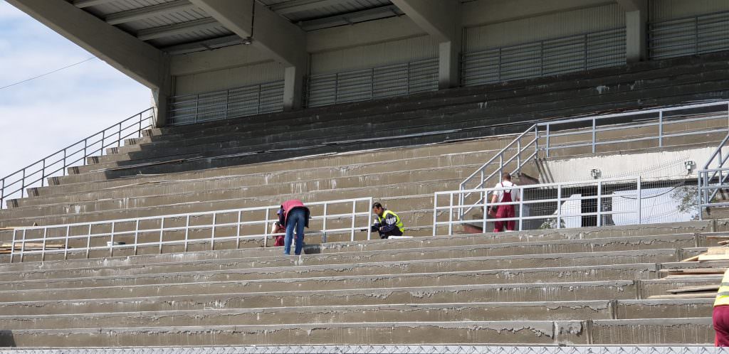 video foto – forfotă mare la stadionul municipal. miriuță: ”dacă jucăm acasă nu vom retrograda!”