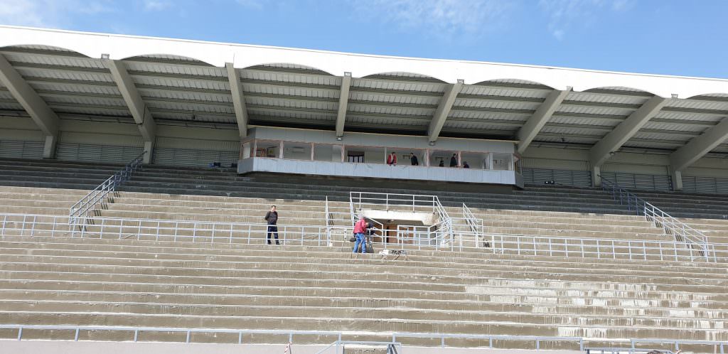 video foto – forfotă mare la stadionul municipal. miriuță: ”dacă jucăm acasă nu vom retrograda!”