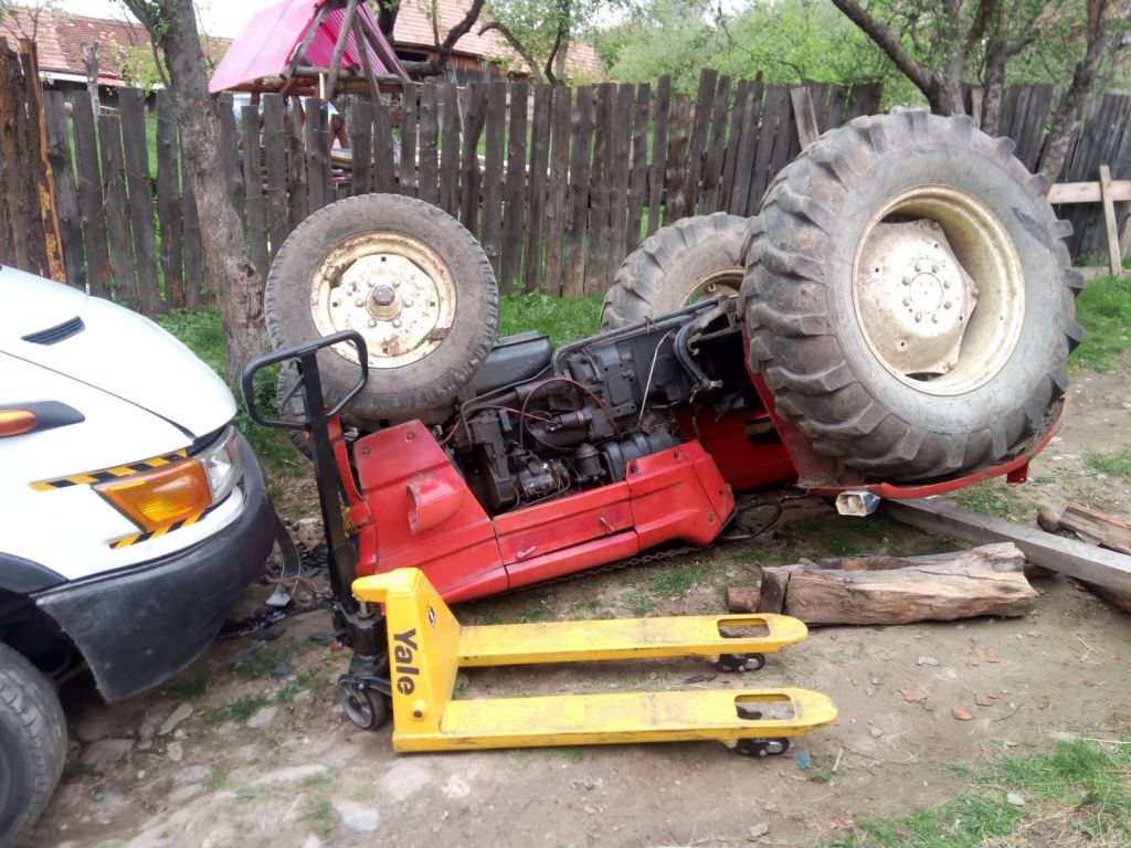 update foto sibian prins sub roțile unui tractor la gura râului