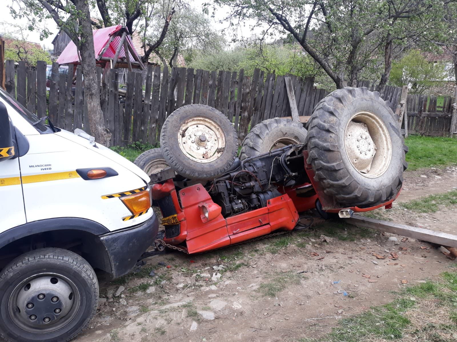 update foto sibian prins sub roțile unui tractor la gura râului