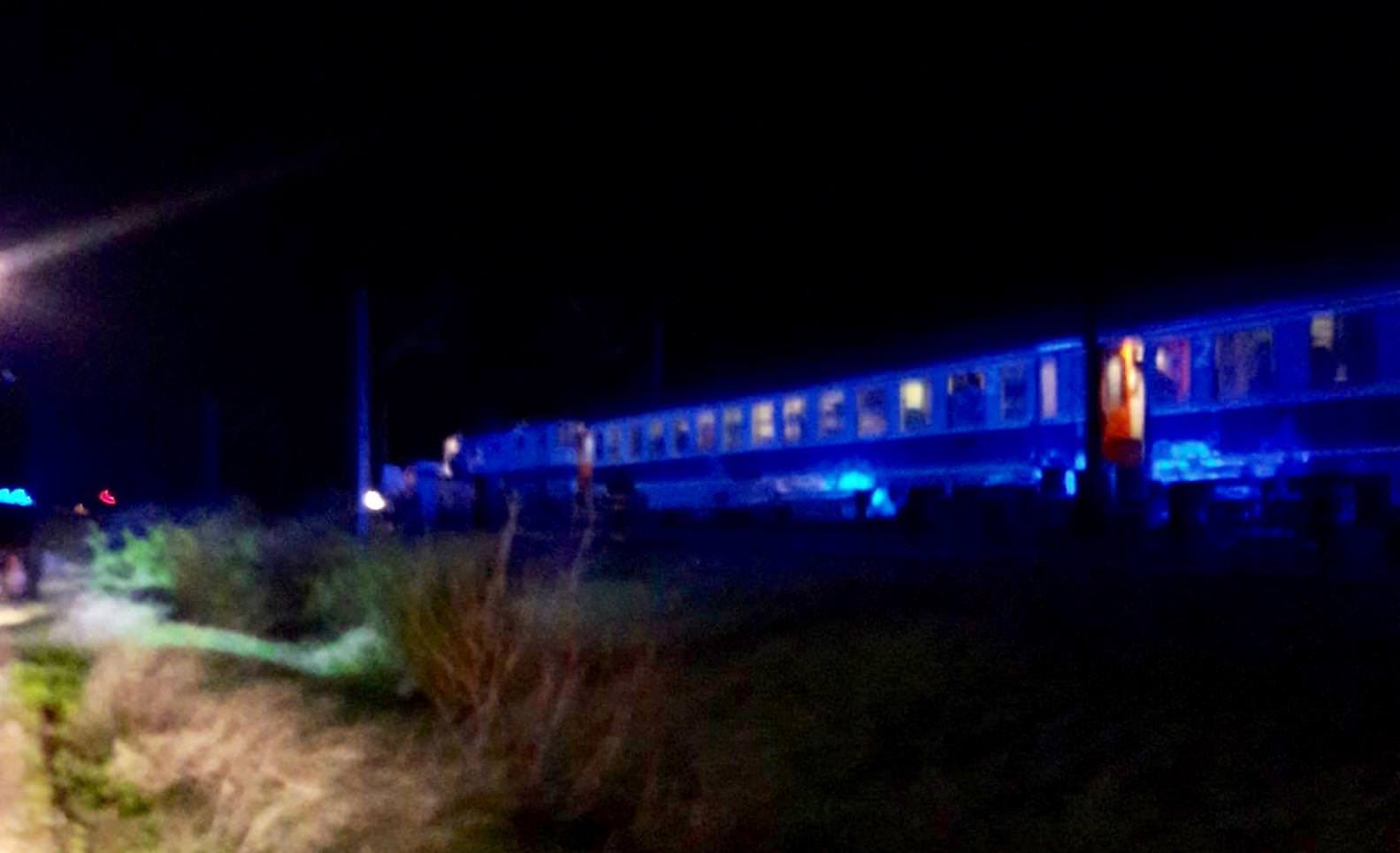 foto - tragedie în românia - trei morți și zece răniți, după ce un tren a lovit un microbuz