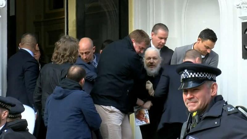 video foto fondatorul wikileaks a fost arestat la londra