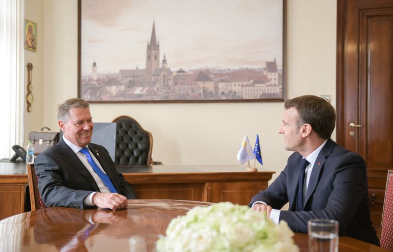 foto - emmanuel macron a admirat piata mare din fostul birou de primar al președintelui iohannis