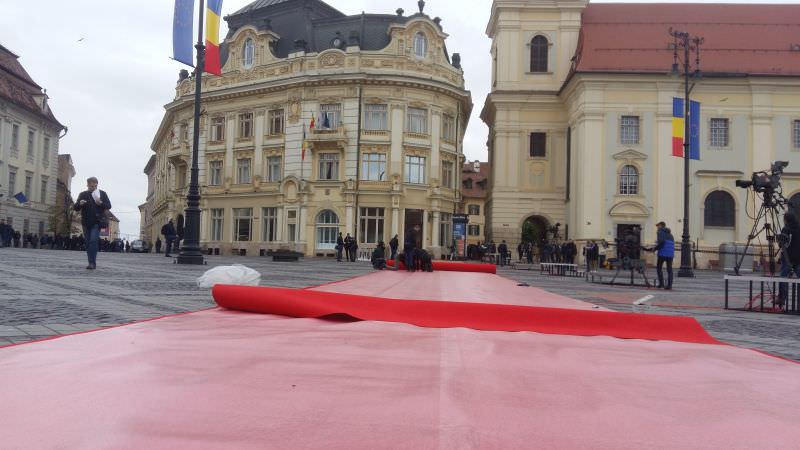 video foto cum arată sibiul cu 24 de ore înaintea summit-ului - covorul roșu e pregătit în piața mare