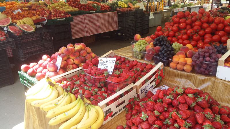foto primele cireșe ale sezonului în piața cibin sunt grecești - ce fructe au mai apărut și la ce prețuri