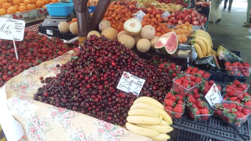 foto primele cireșe ale sezonului în piața cibin sunt grecești - ce fructe au mai apărut și la ce prețuri