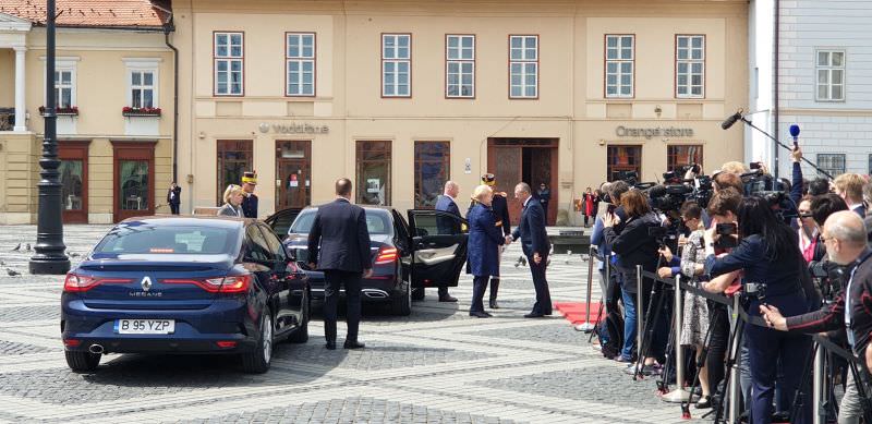 update video foto liderii europeni primiți pe covorul roșu din piața mare. mii de sibieni îi așteaptă